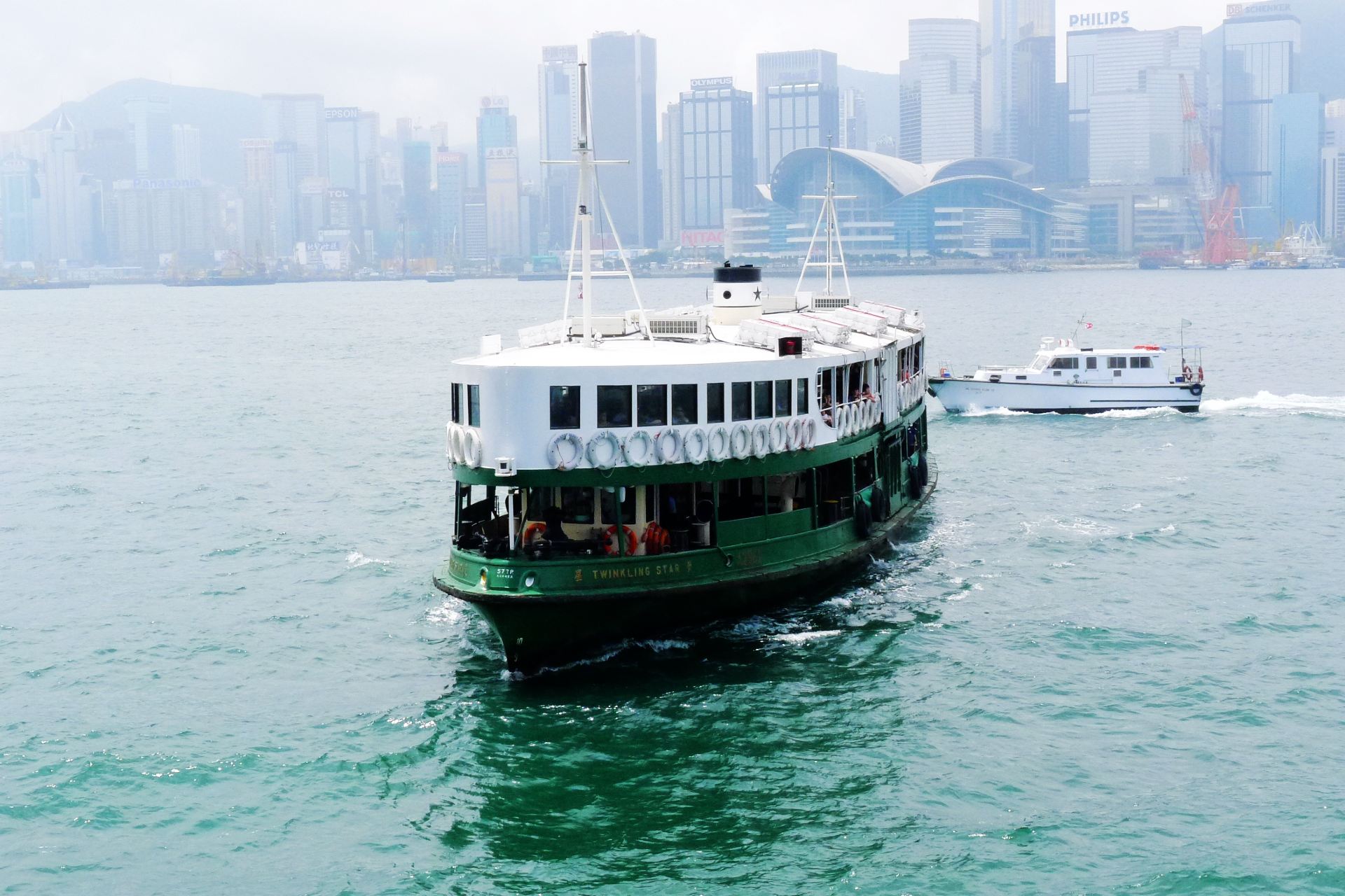 天星小轮是与香港电车,太平山山顶缆车齐名的拥有百年以上悠久历史的