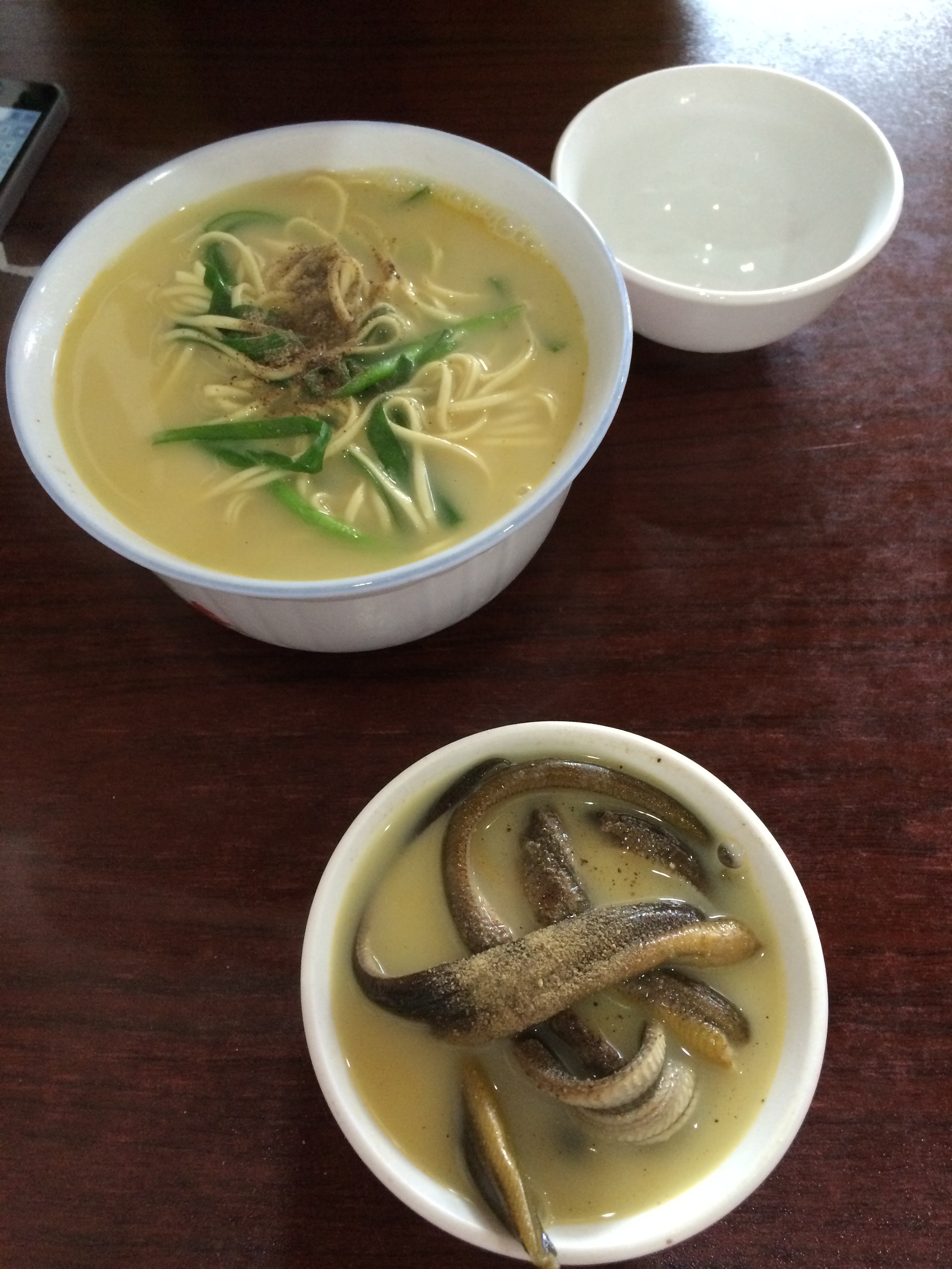 来到导游推荐的长鱼面分两种35块的是盖浇面30块的是汤面因为想要清淡