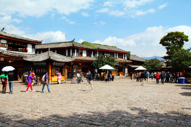 "五一街"上有一个10元商店,10元钱/件可以买到很多有趣好看的纳西式