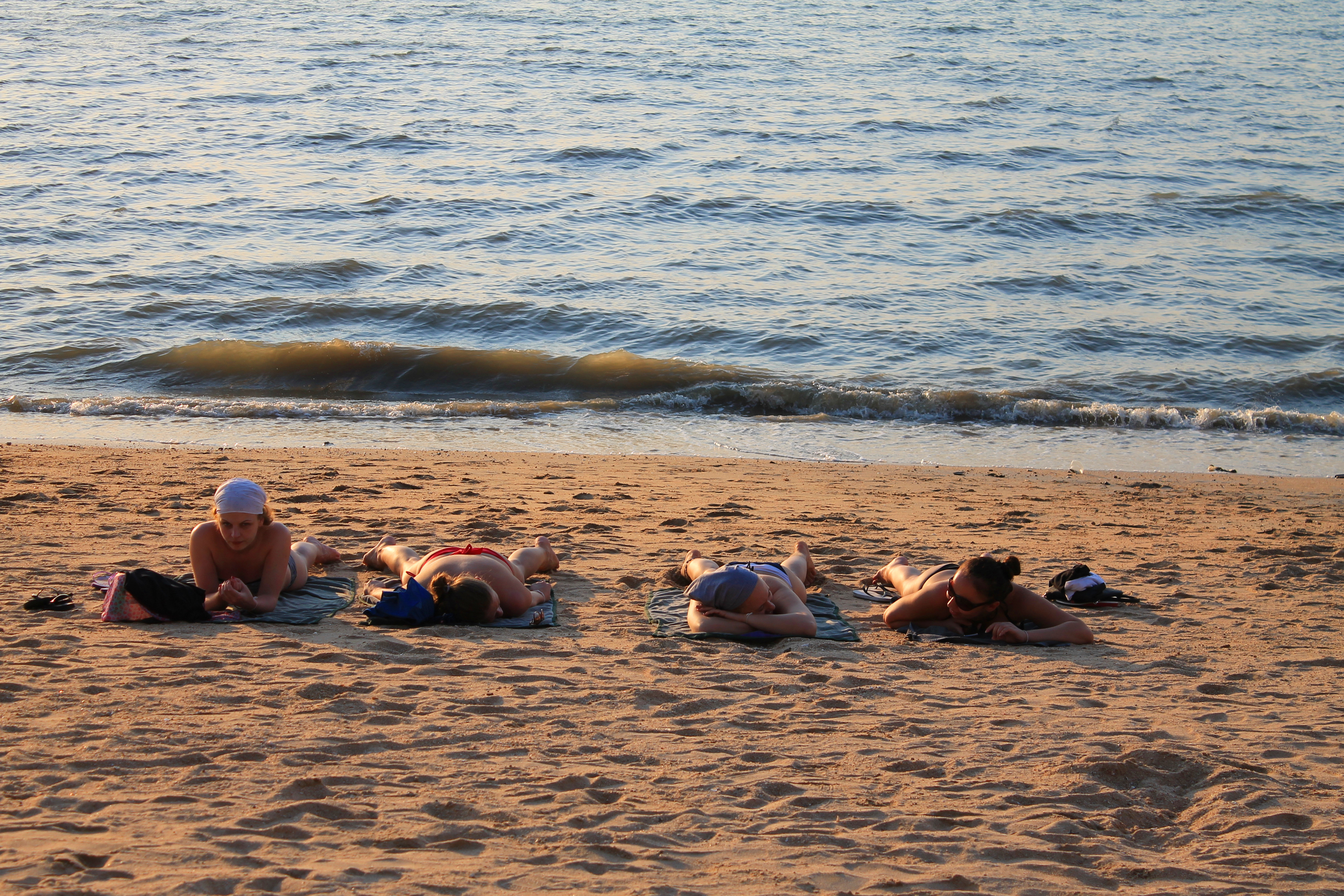 国外的妹子就是豪放,毫无顾忌地晒日光浴