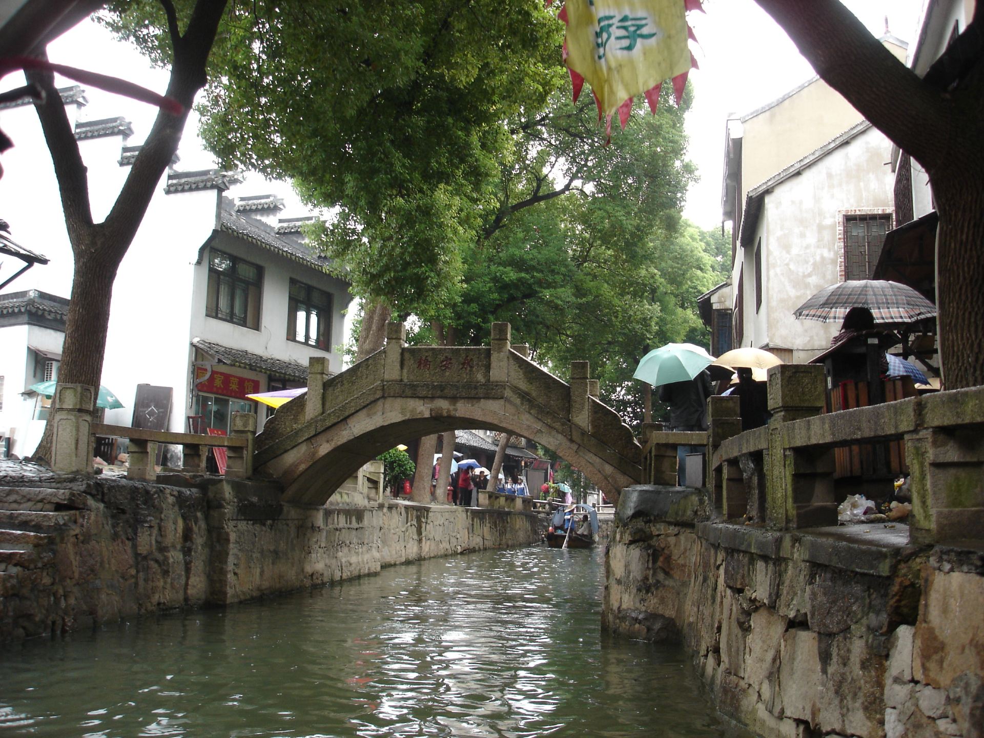 带上学生证可以打折第三天,可以坐车到园区,乘坐52路公交到甪直古镇
