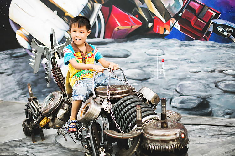 你看小宝宝们在驾驭着小变形金刚,多开心啊.