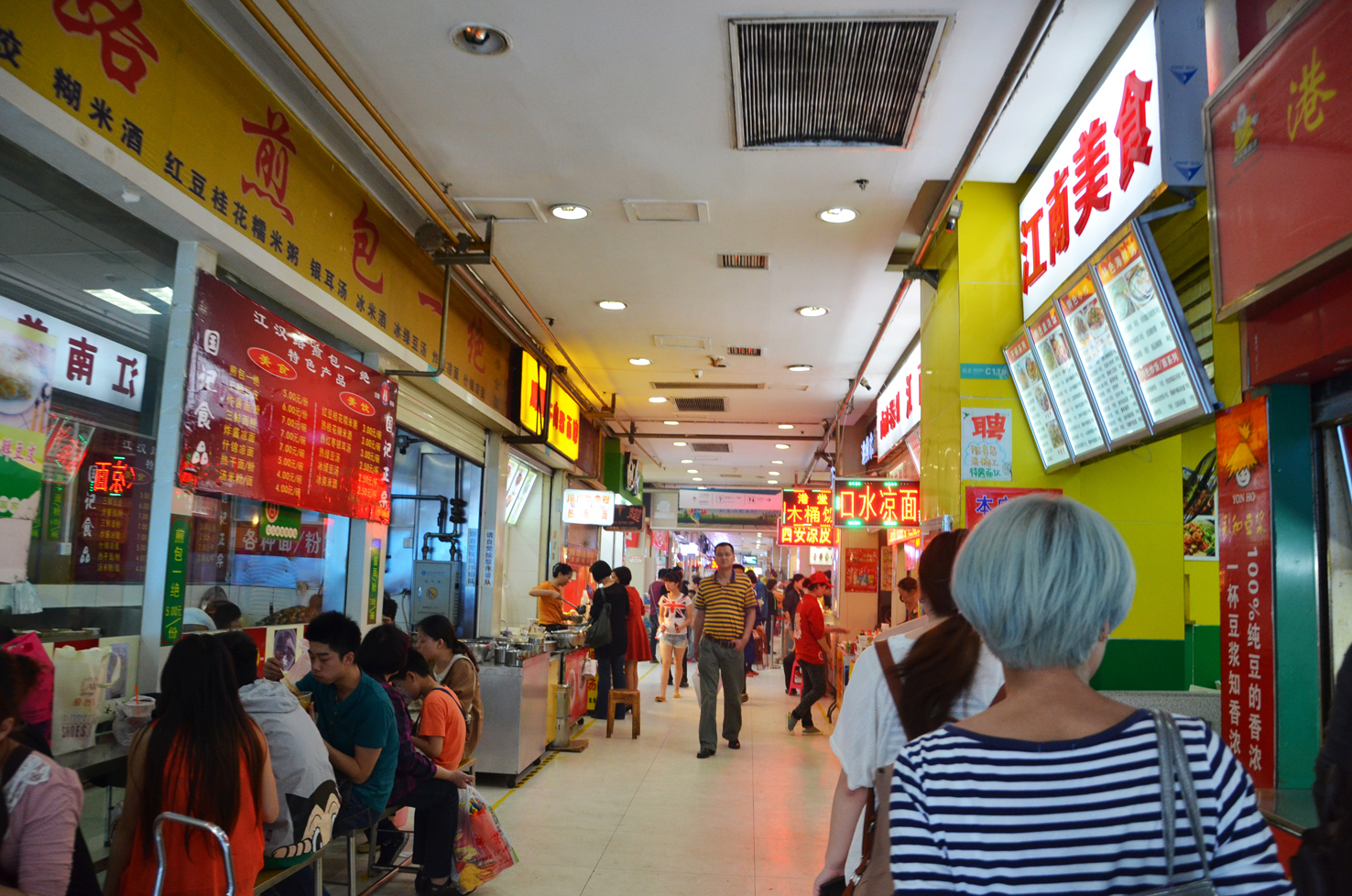 滴吃貨姐妹們來一個地道滴武漢美食之旅↖(^ω^)↗ 武漢 江漢路步行街