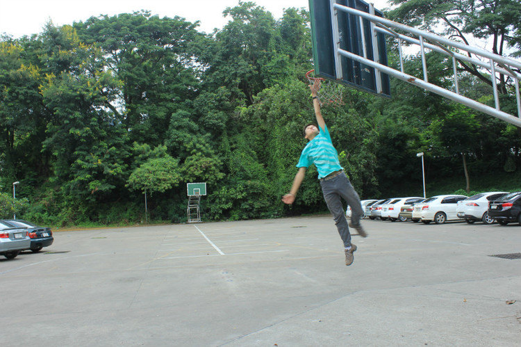 中国少年箭步跳,篮筐伸手就摸到