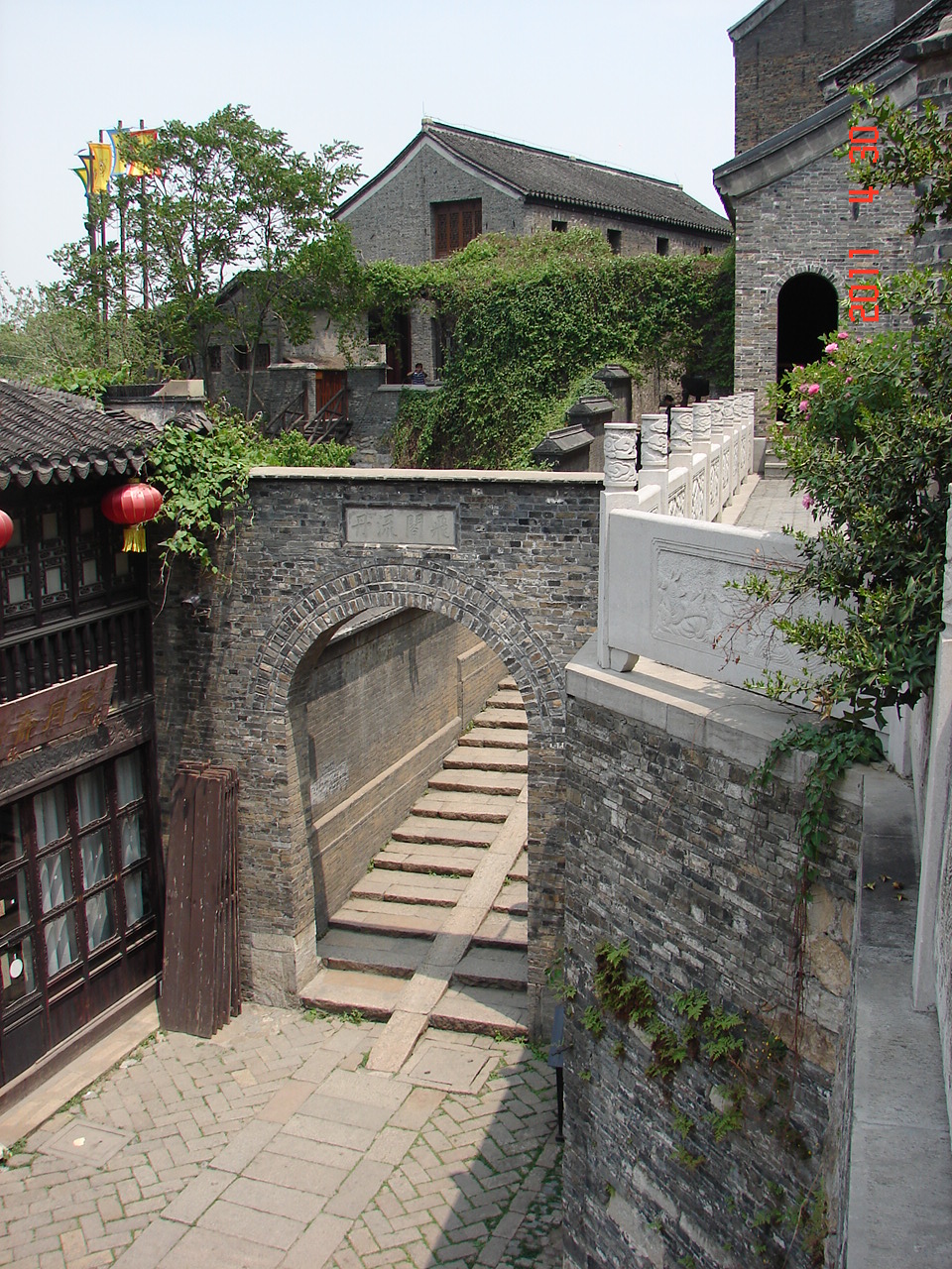 写下千古名句"春风又绿江南岸"当然如今能看到的也只是一条古街了