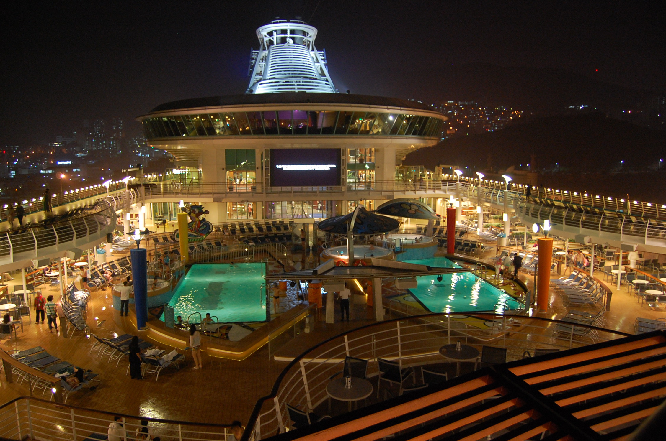                  夜晚的半层甲板