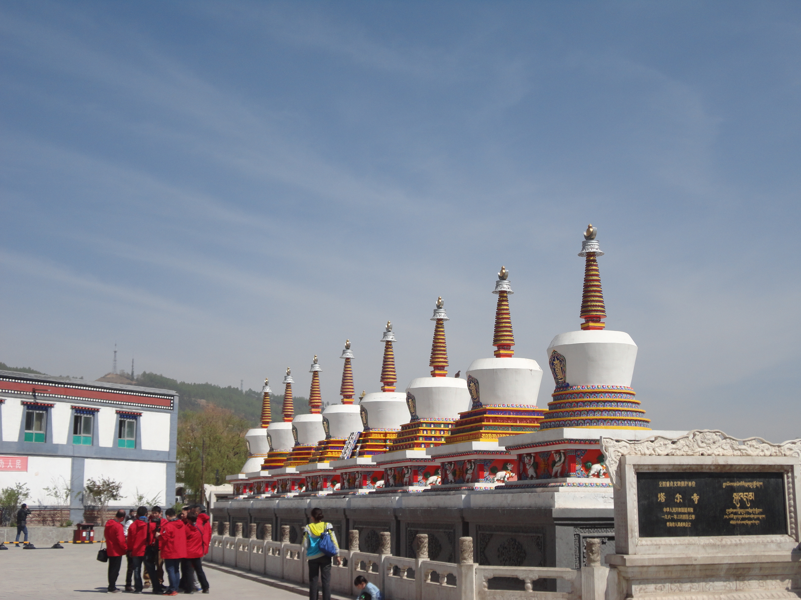 【携程攻略】西宁塔尔寺景点,塔尔寺美得惊人 ，藏传佛教卍的建筑色彩与构图，第二张屋顶上是真的…