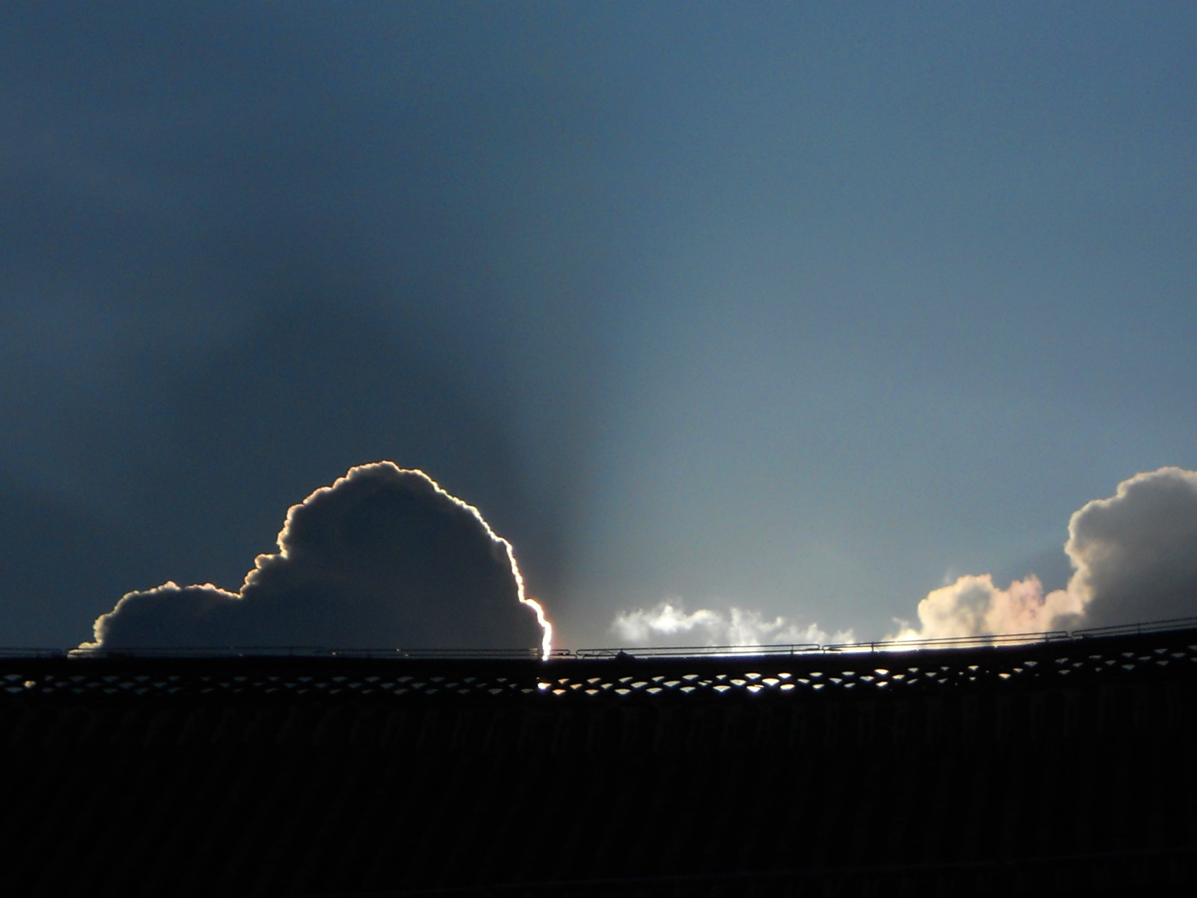                  镶着金边的云彩