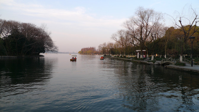杭州半日游:雷峰塔、长桥公园、净慈寺和花港