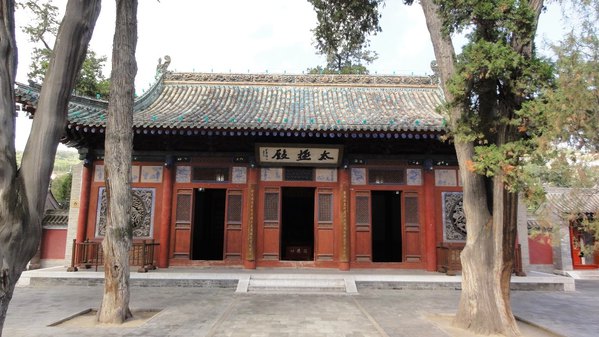 太极殿又称退殿,寝殿,寝宫,依"前宫后寝"惯例而建,殿内供着伏羲圣像.