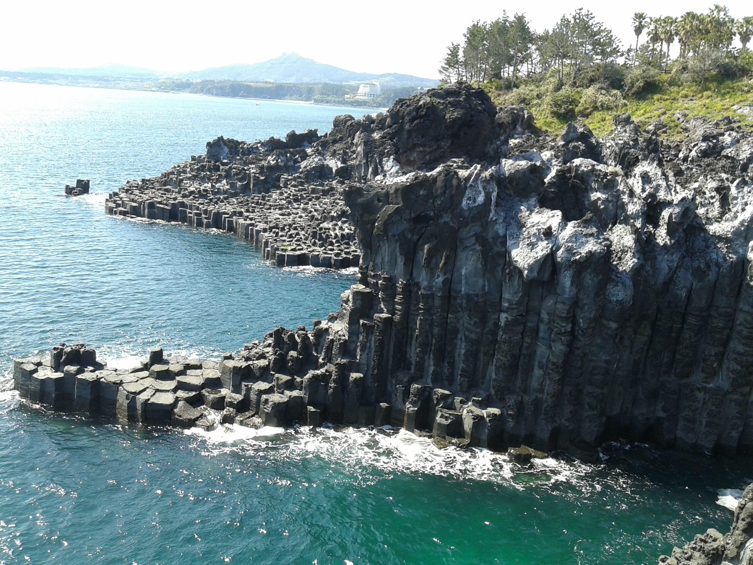 2014-04-17 不错的自然景观,很有名的柱状节理带地形,看着风浪打着