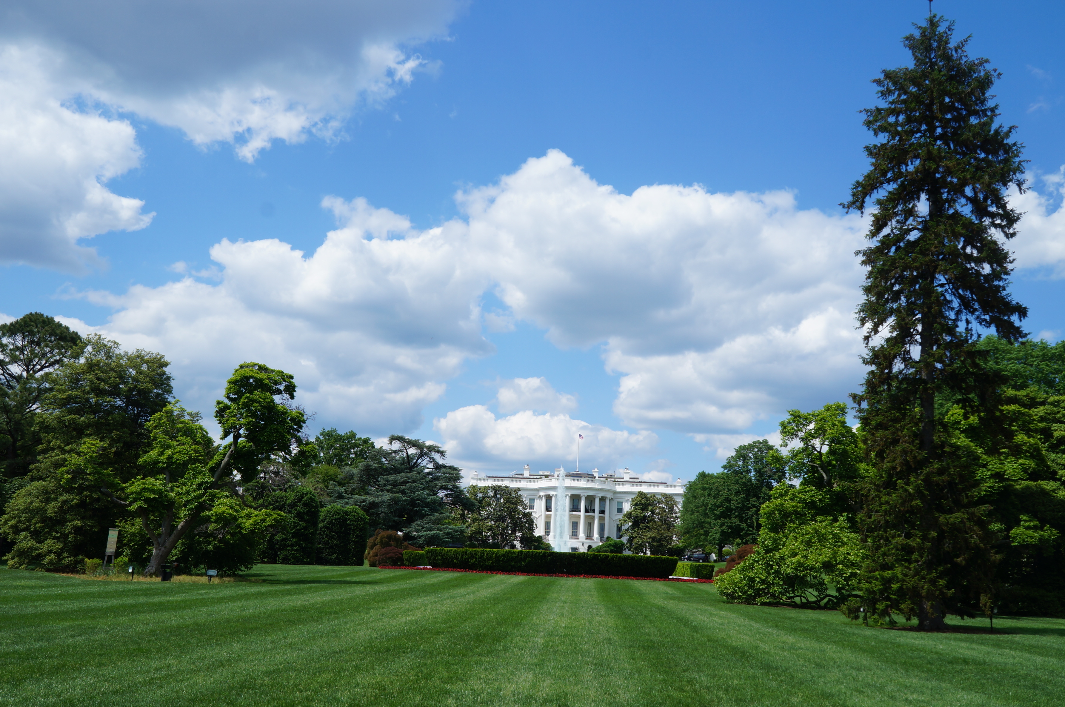 美国总统官邸白宫的正南方向,在绿草成茵之中拔地而起是一座呈正方形