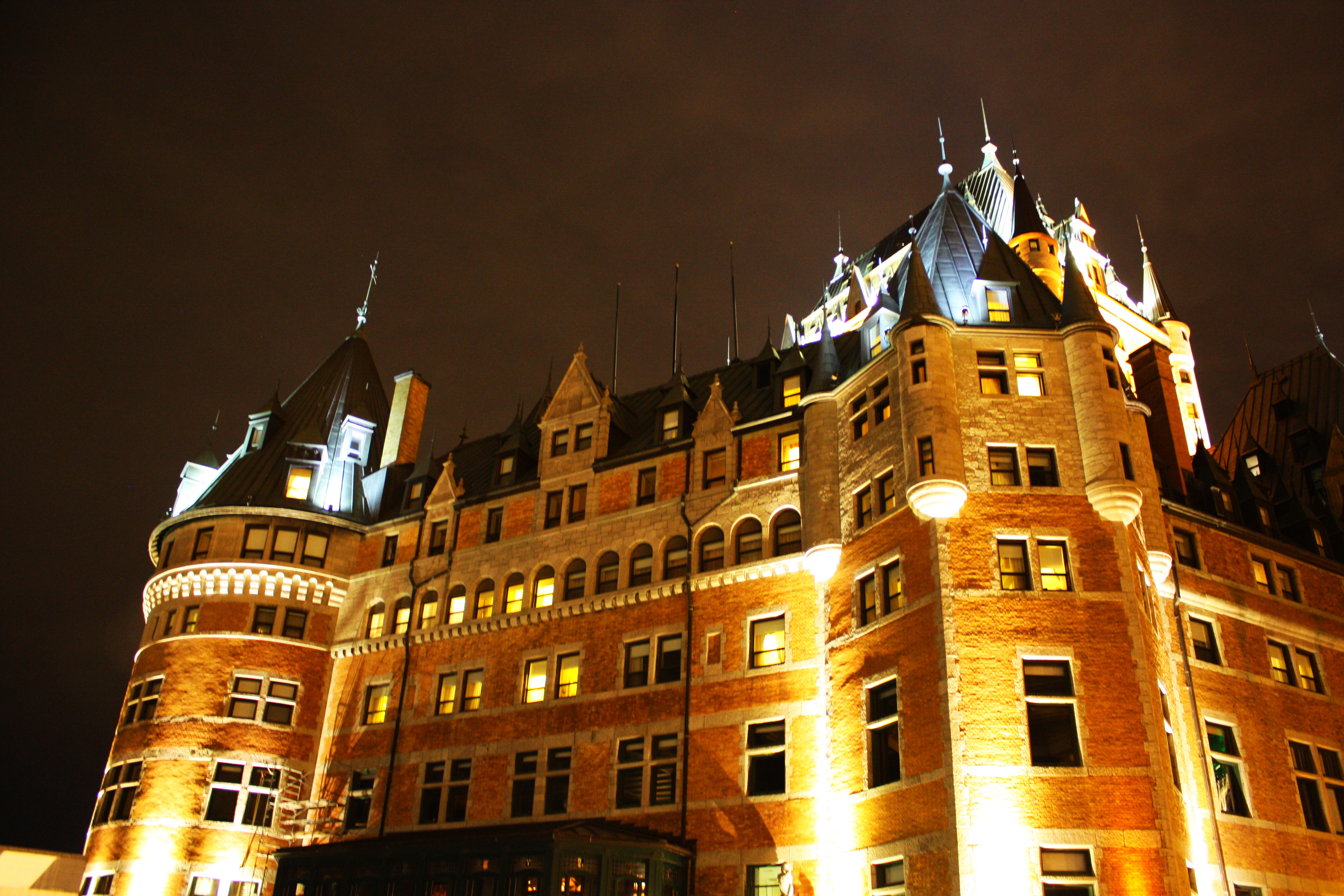 的中心广场,广场上树立著"新法兰西之父"—魁北克的创始者普兰纪念碑