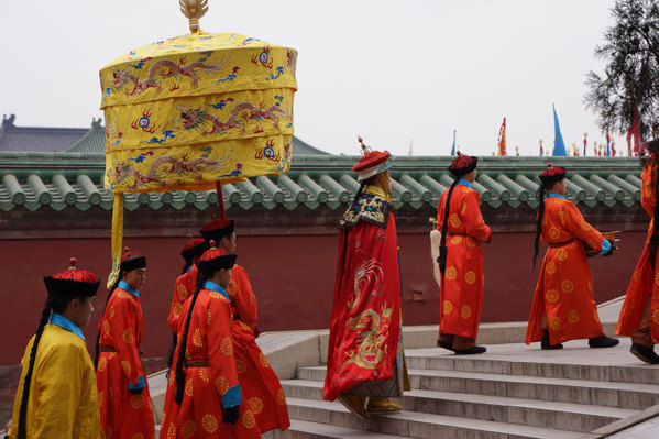 行进中将展示静鞭,罡筒,笛箫,幡幢,刀枪剑戟,旗罗伞盖,金八件等仪仗器