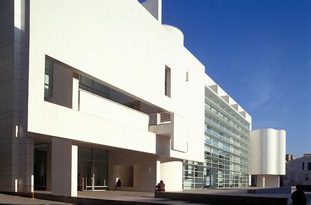 克里斯蒂娜,薇琪和道格坐在巴塞罗那当代美术馆广场上的酒吧外聊天