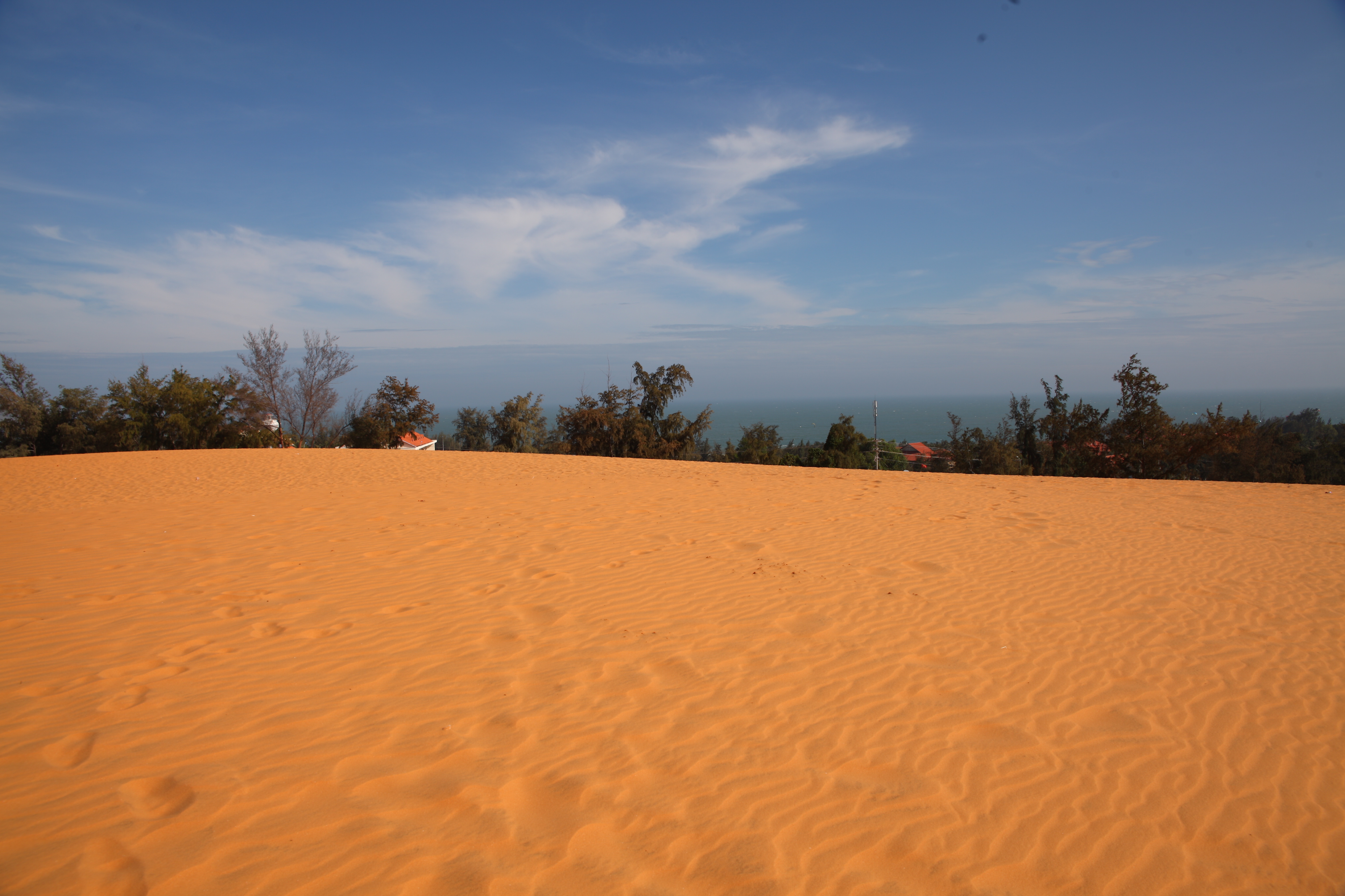 【携程攻略】美奈红沙丘景点,去白沙丘的路上会经过这里,风景一般,没