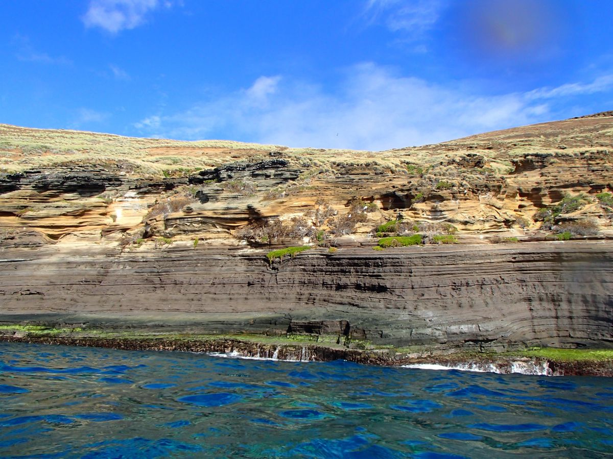                  船停在尼豪岛边