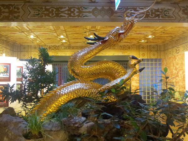 位于金龙厅的这条金龙,也是台湾神社的遗物,已有100余年的历史,所以又