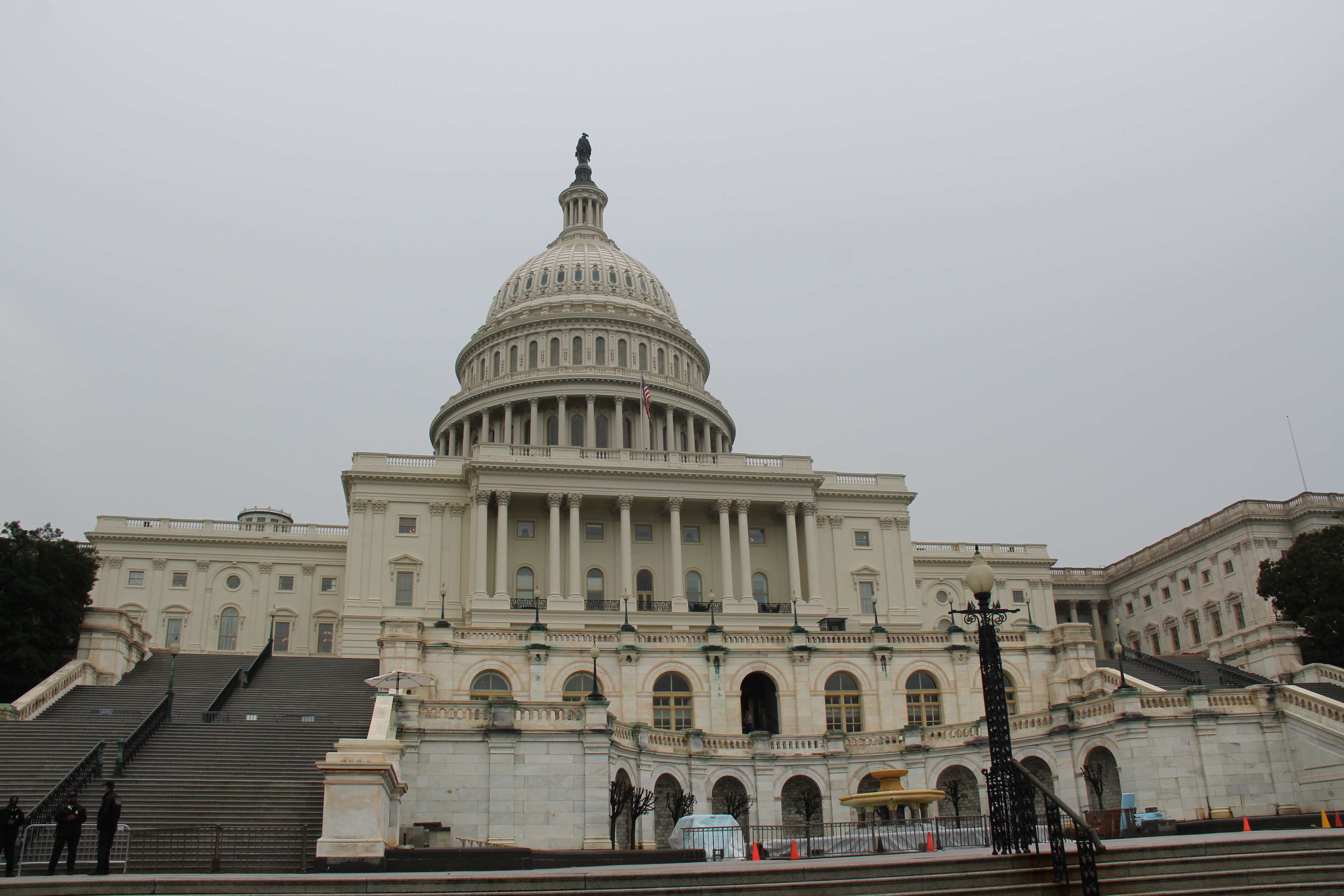 国会大厦是美国国会的办公大楼,建在国会山上.