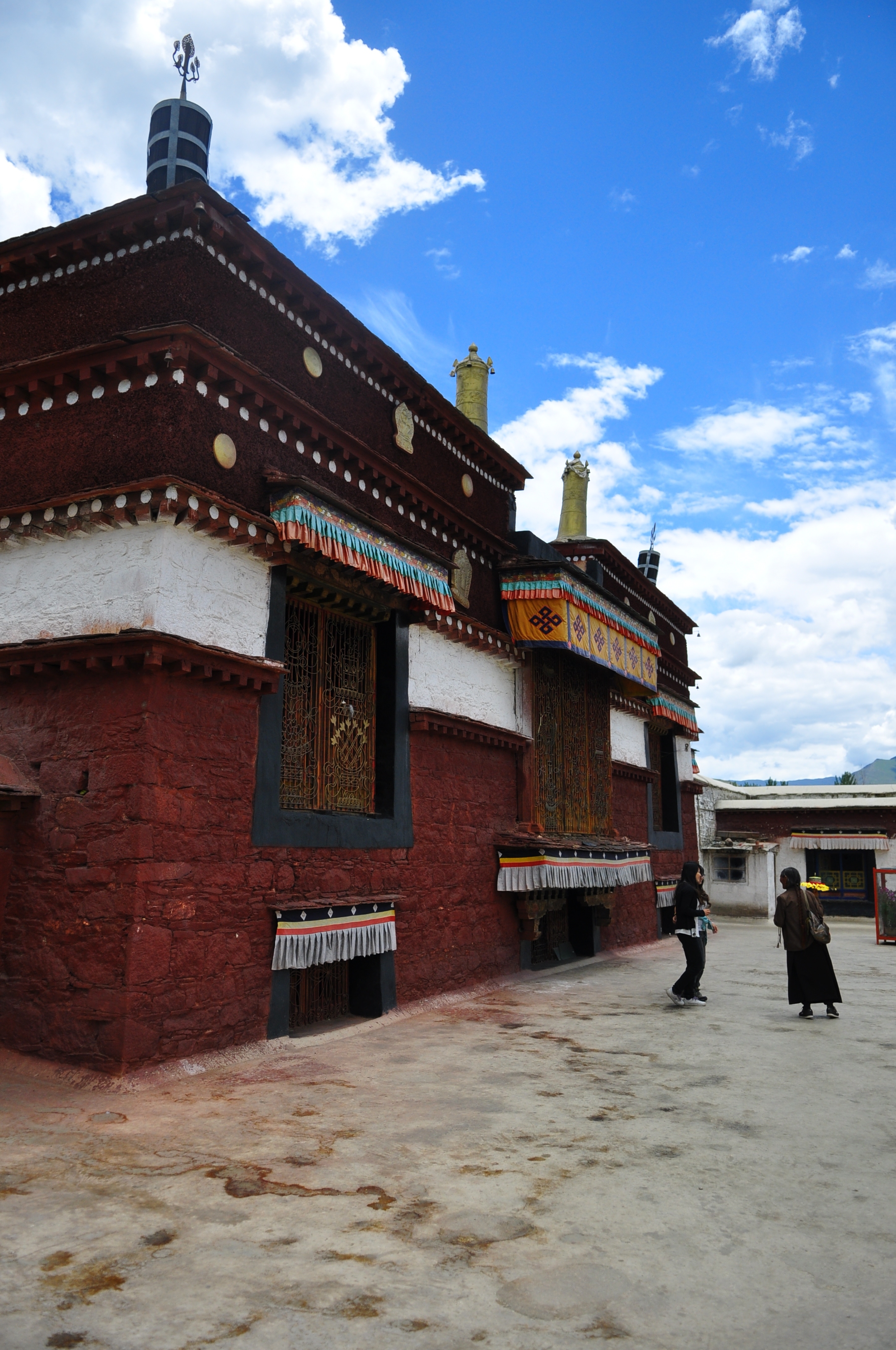 昌珠寺在去雍布拉康的路上门票人多是可以还价的运气好当时寺庙的旁边