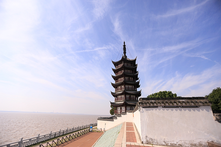 占鳌塔位于观潮胜地公园内是一座为潮神而建造的楼阁式佛塔至今已有近