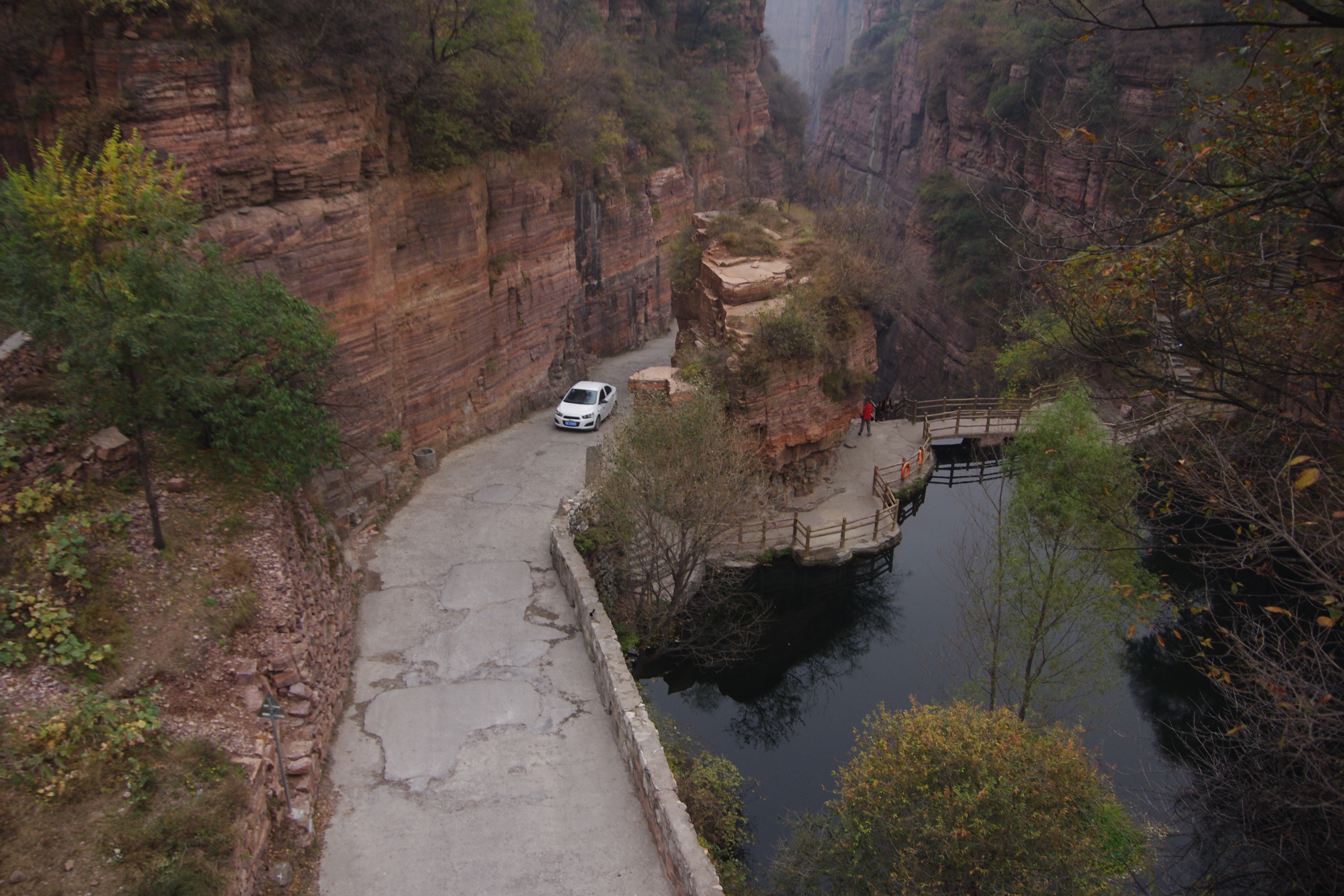 万仙山景区精华就在郭亮附近,到处都是红色的岩石,村