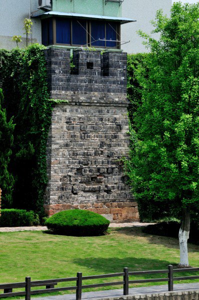 古城墙前护城河