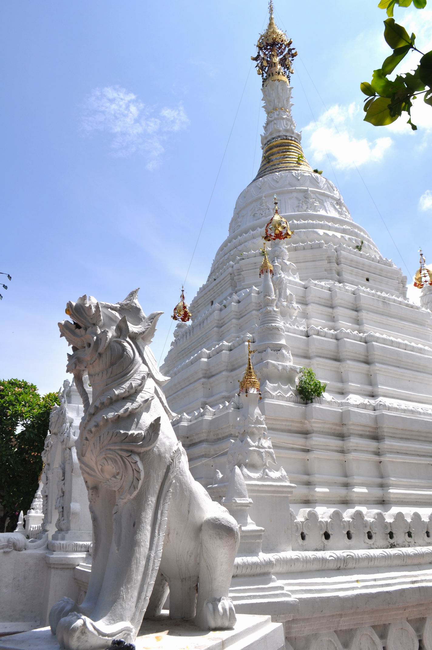 哈湾寺(mahawan&nbsp;temple)内最著名的,要数那尊精致耀眼的白色佛塔