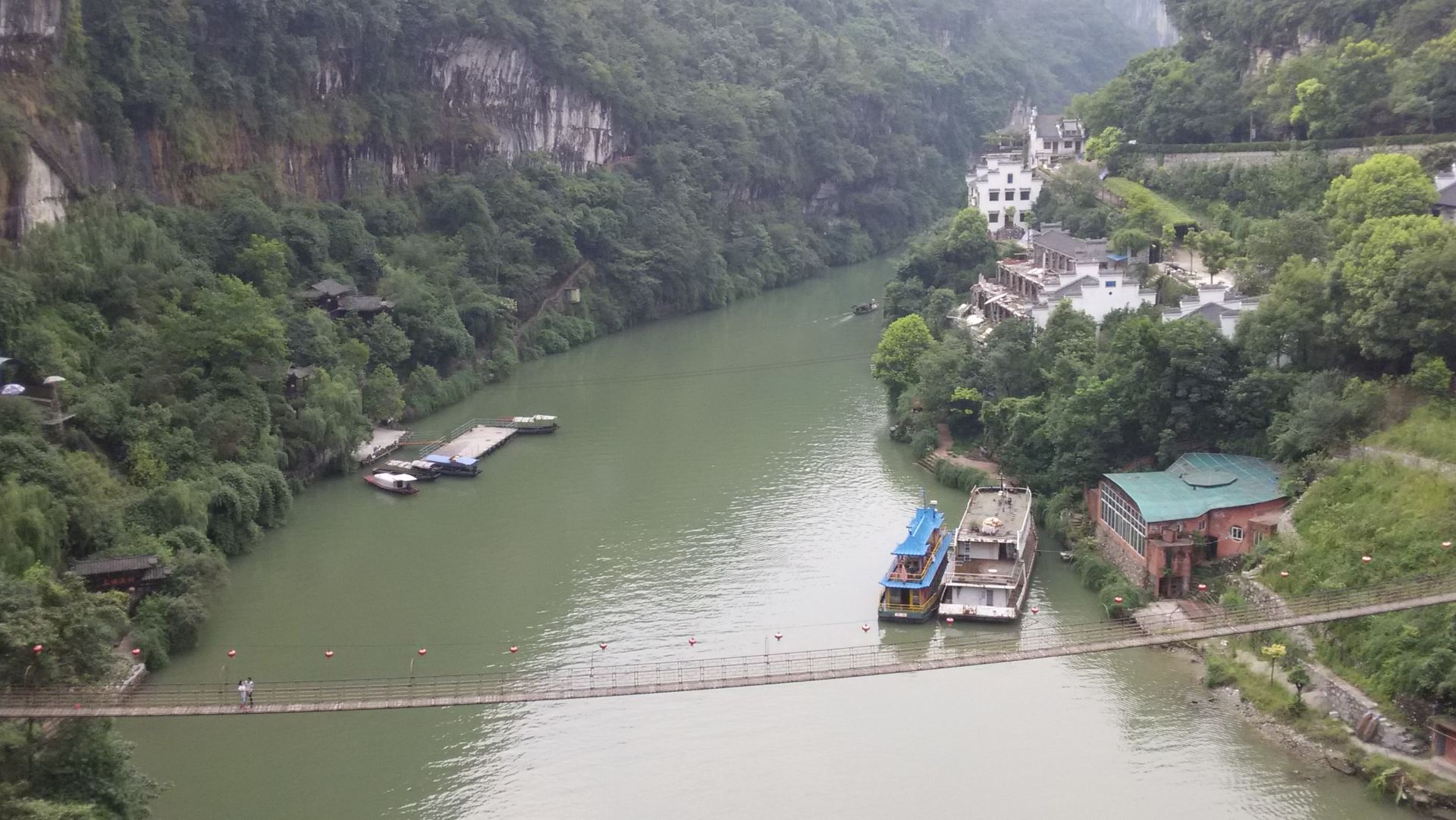 三游洞位于宜昌西北部西陵山北峰峭壁上背靠西陵峡峡口面临下牢溪地势