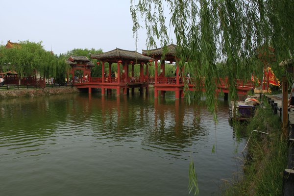 湖上朱橋響畫輪,溶溶春水浸春雲.