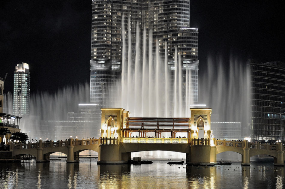 迪拜音乐喷泉是世界最大的喷泉,最高可以喷到150米,相当于50层楼的