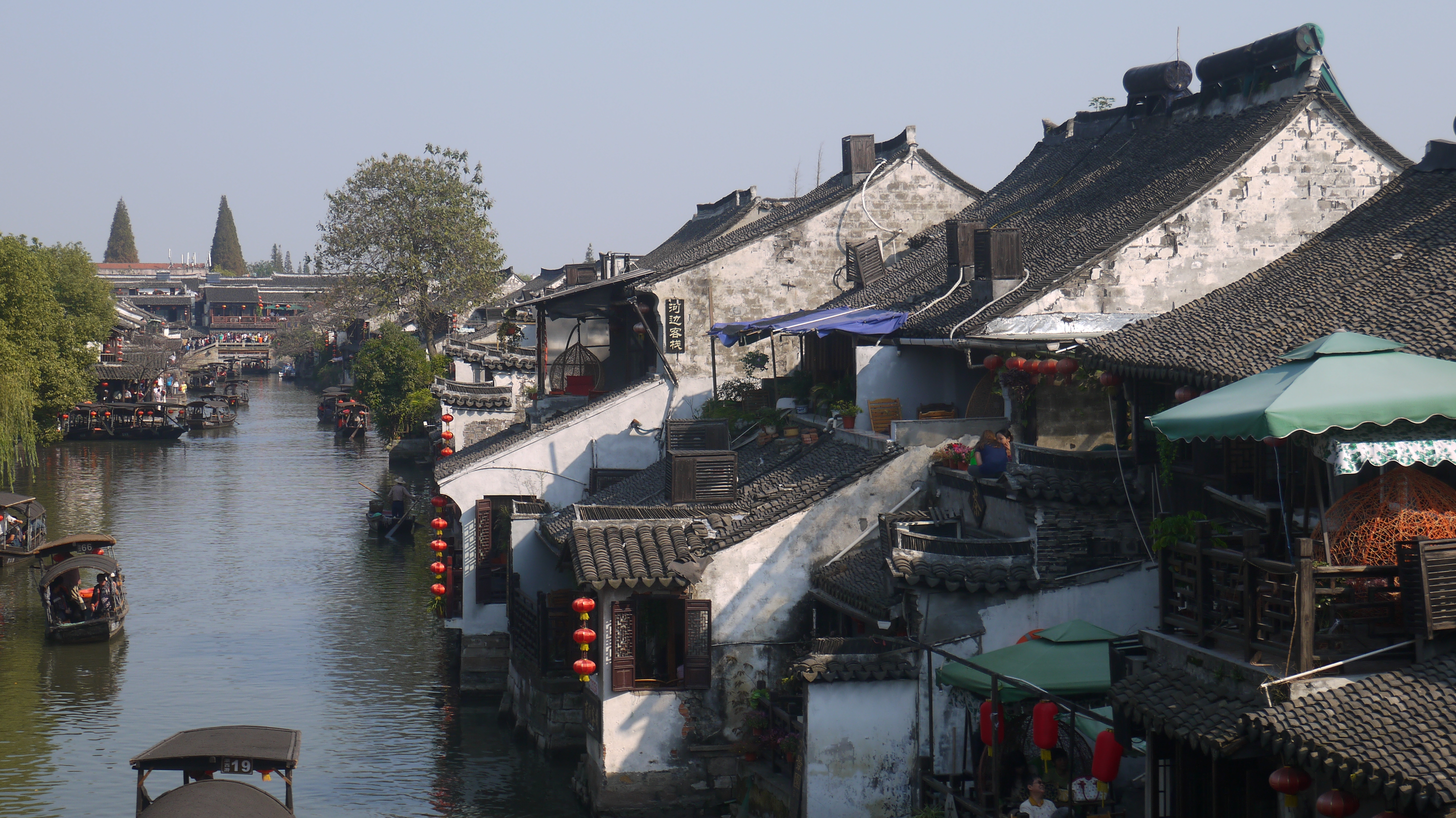 西塘位于嘉善县北,地处江浙沪交汇处,是著名的千年古镇.