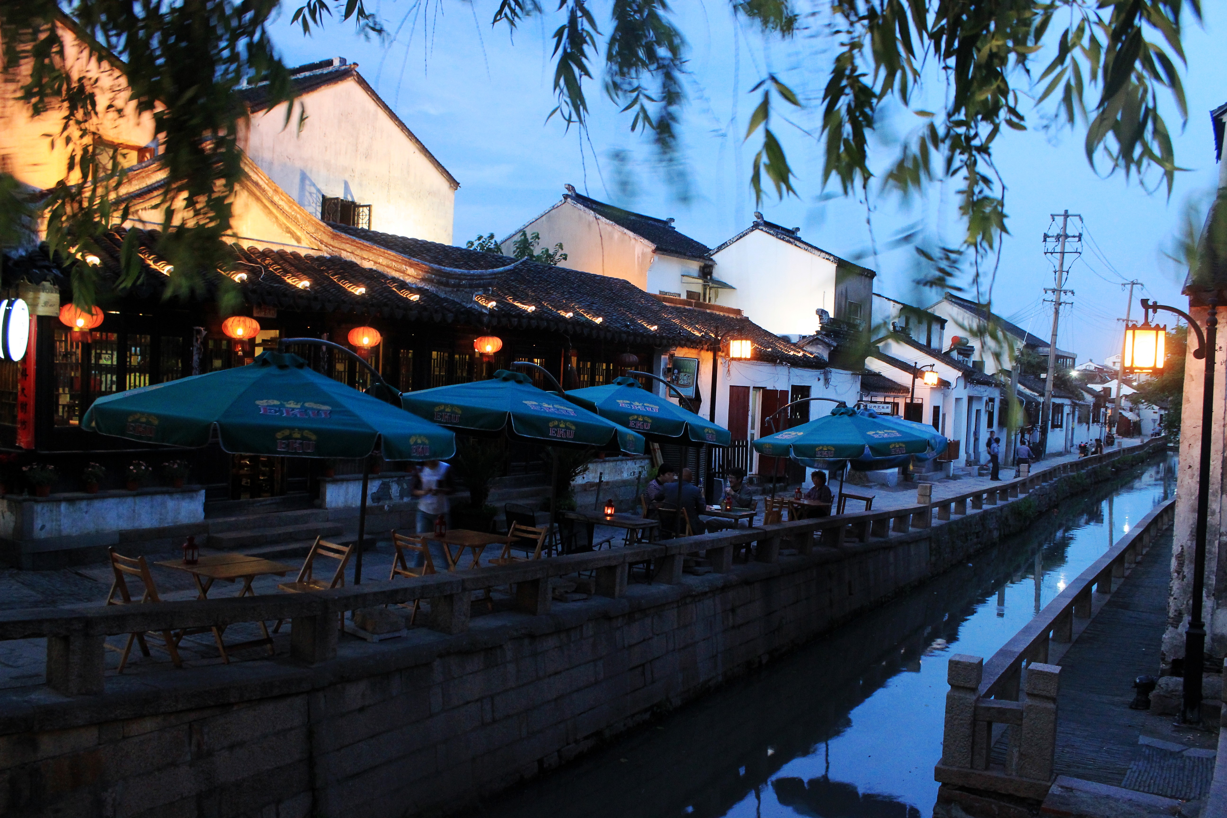 苏州古城里最知名的商业街之一，白居易修建，游人如织_山塘