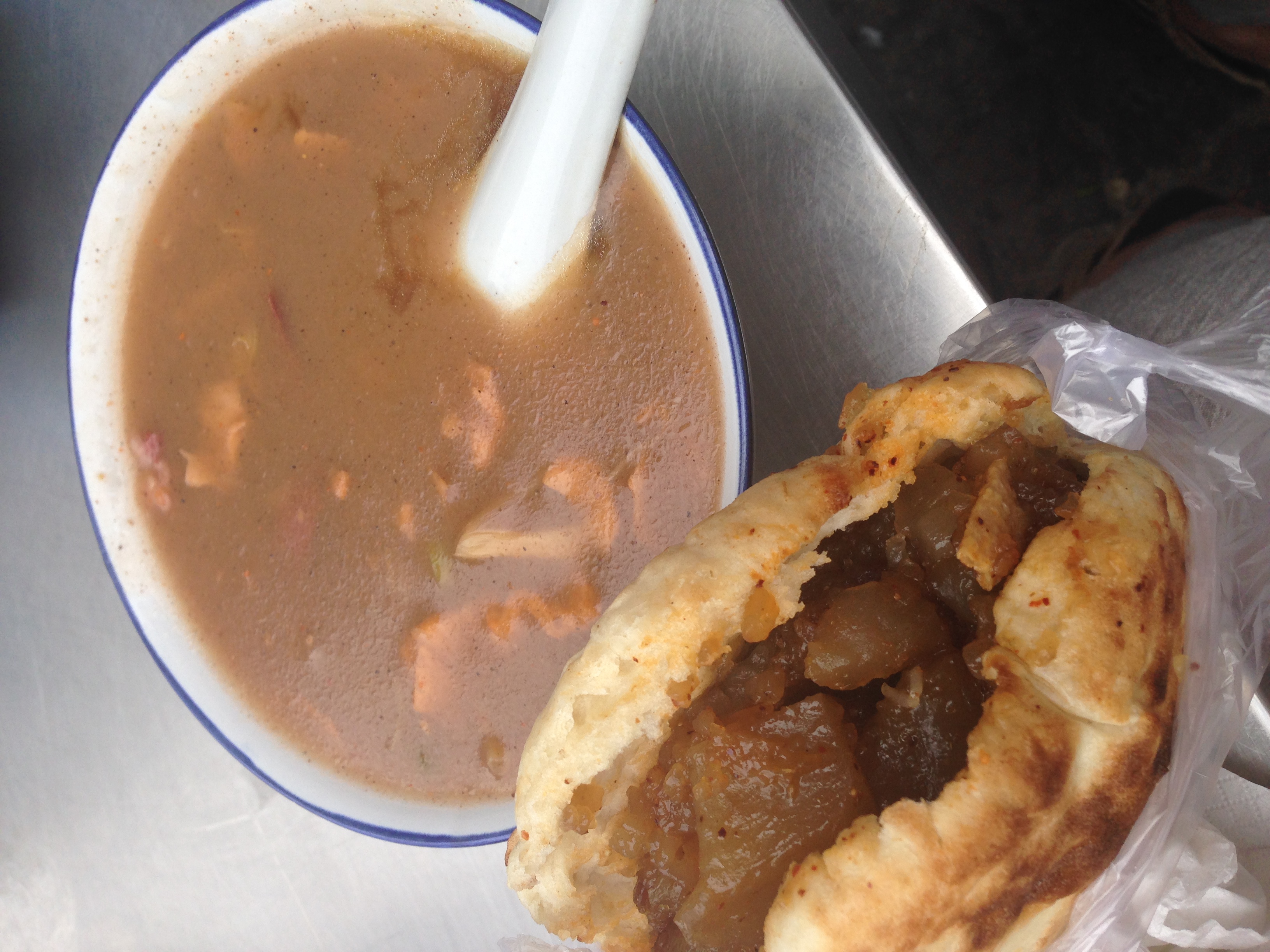 第二天一早,在汽车站附近品尝正宗的河南早餐