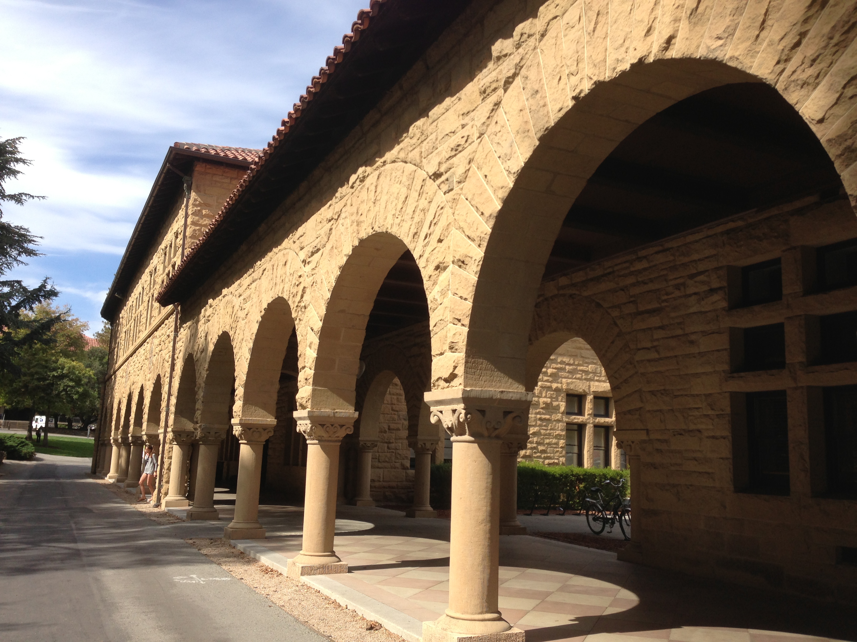 一律是十七世纪西班牙的传道堂式——没有哈佛,耶鲁大学那些年代不同