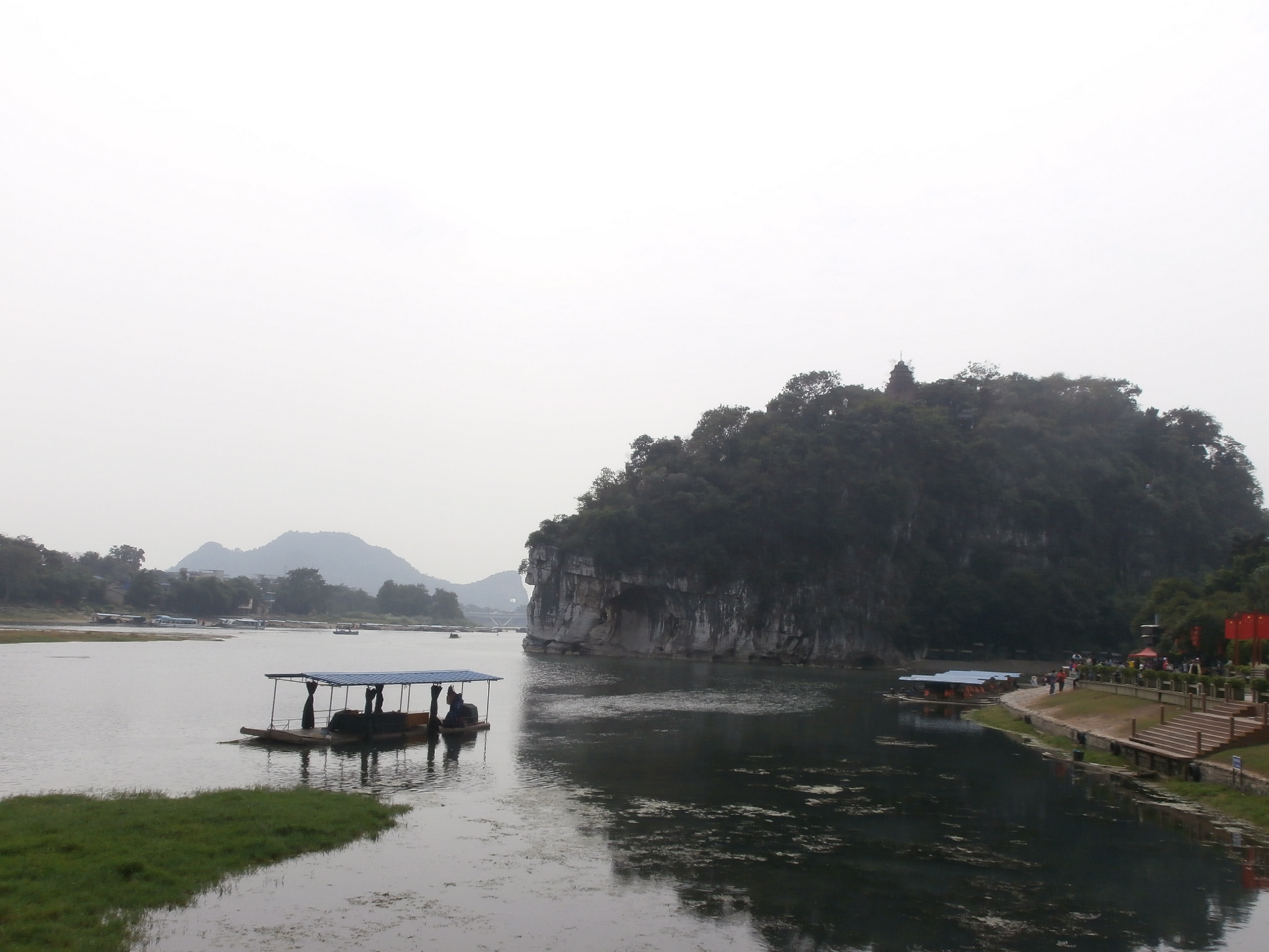 【携程攻略】桂林象鼻山景区景点,位于桂林市中心的象鼻山是桂林的地标性景点。虽然公园不大，但其名声…