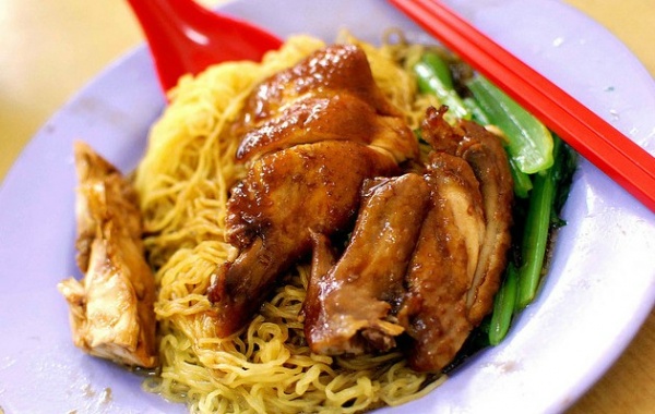 另外还可以尝尝这里的鸡脚冬菇汤不咸不淡味道刚刚好尤其里面的鸡脚煮