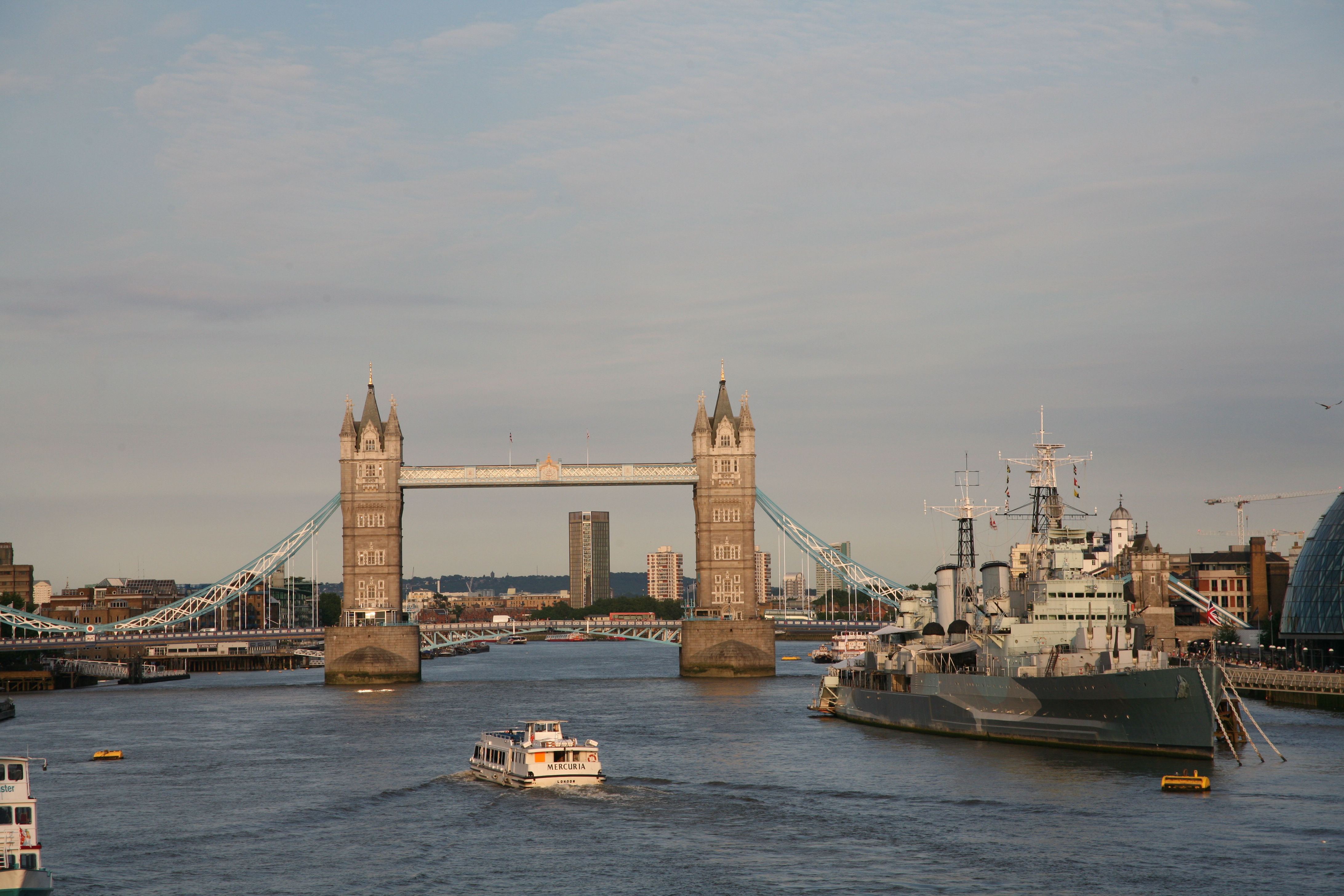 伦敦塔桥是泰晤士河上的第一座桥(泰晤士河上共建桥15座),也是伦敦的