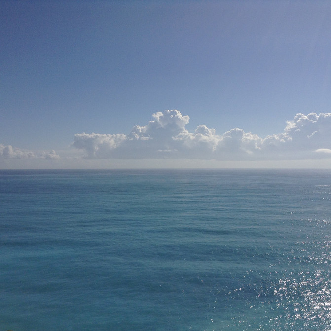 过的确有好几种颜色哎~~~百看不厌的蓝，澄明空灵，无边无际，远望不尽。浮云于天，水天一色。虽然无法亲