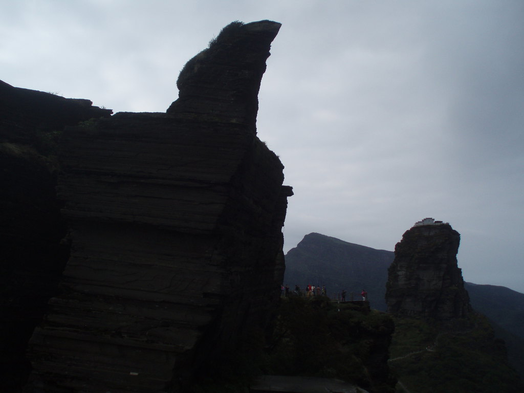 便是"万卷经书"景点了,两书之间的狭缝名为"思过崖"