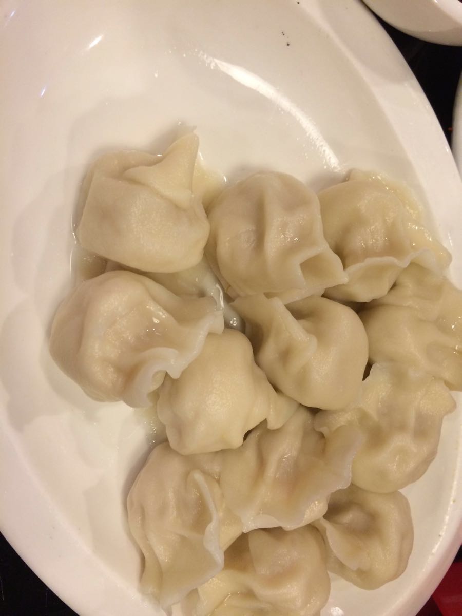 地三鲜还有酸菜饺子其实餐厅的价格有点贵但是菜码非常的大足够俩人吃