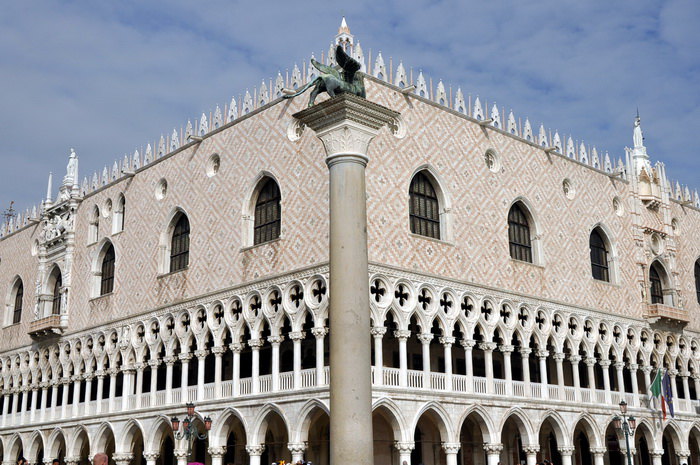 是一座歌特式建筑,往昔为政府机关与法院,亦是威尼斯总督的住处