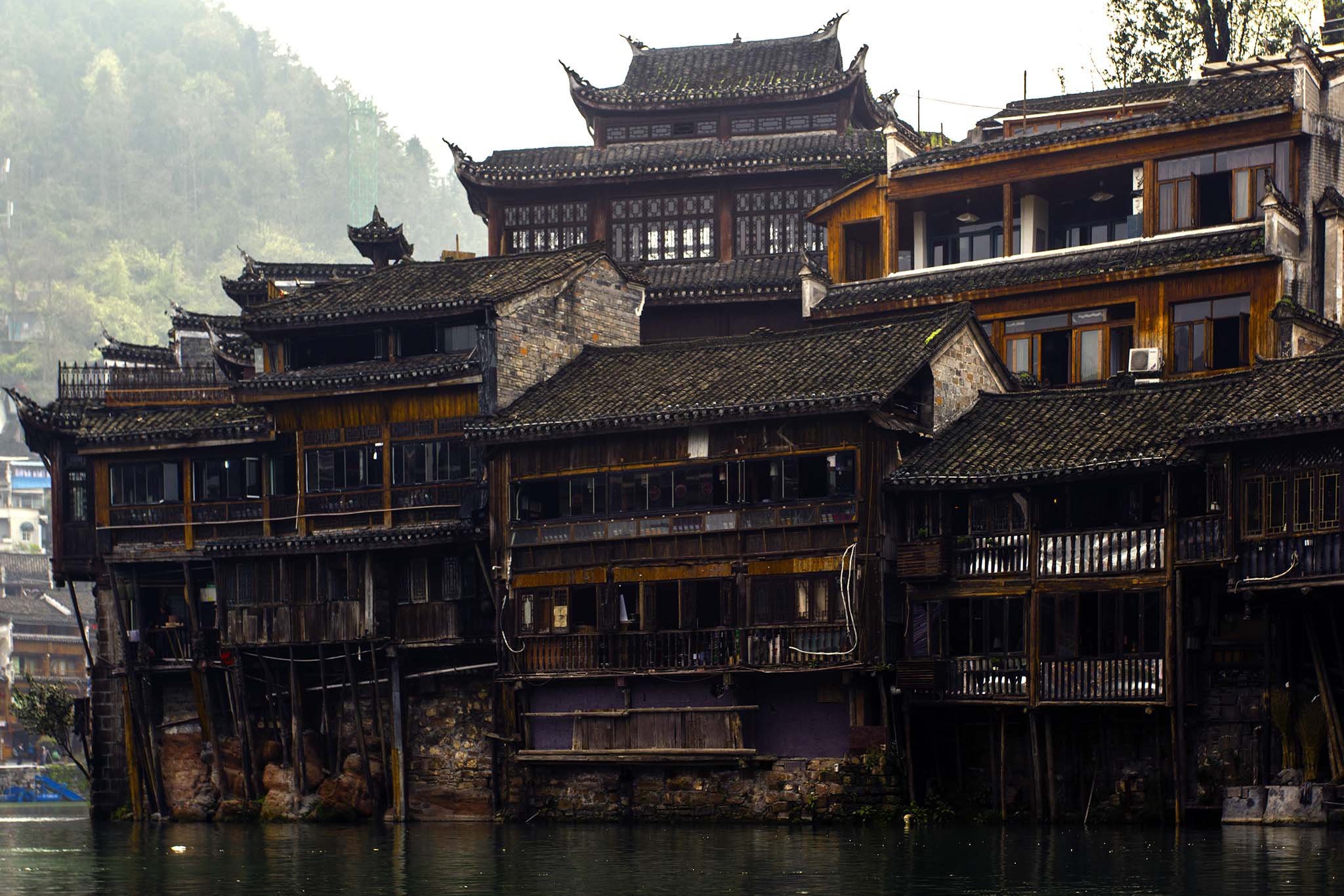 程中也没有看到几处像样的吊脚楼,是否这样的建筑被当做危房给动迁了?