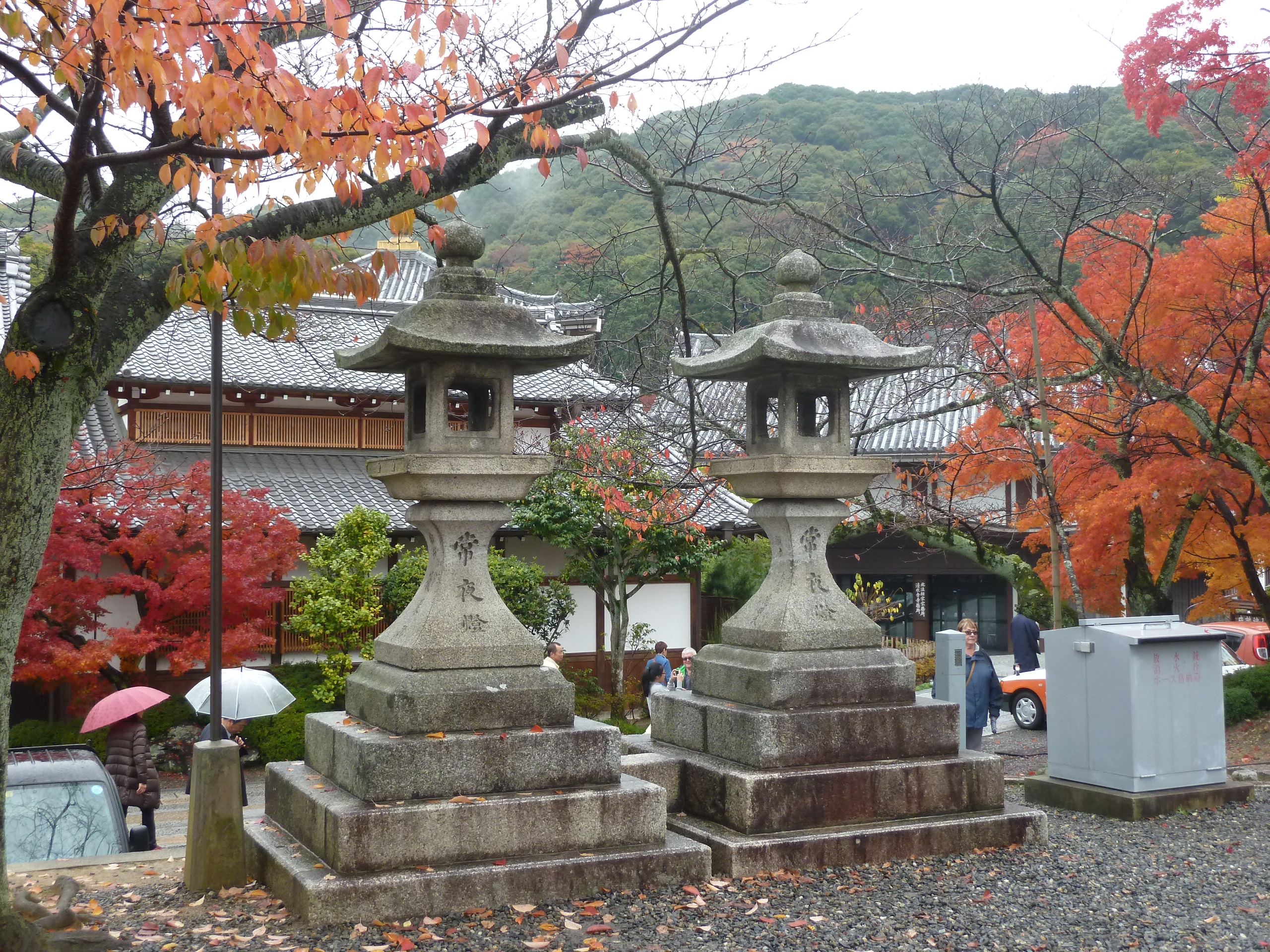 11月下旬的日本京都清水寺,除了古老的寺院建筑,还有色彩明亮的红叶