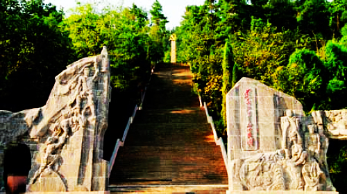 遵義的紅軍烈士陵園修建在市內小龍山上,與當年紅軍鏖戰的紅花崗,老鴉