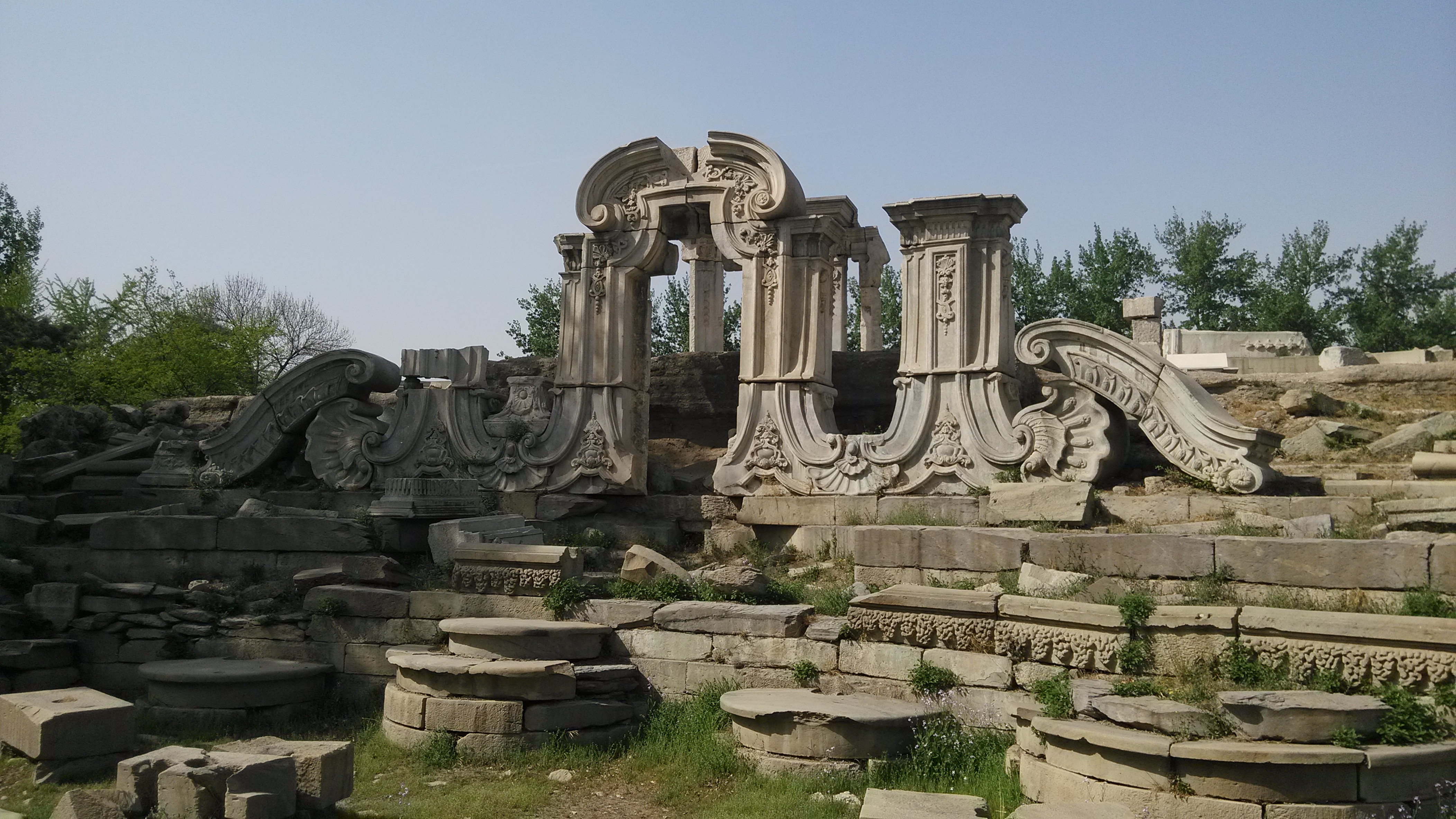 已經完全看不出本來的面貌了 大水法遺址是北京圓明園中西洋樓景區的