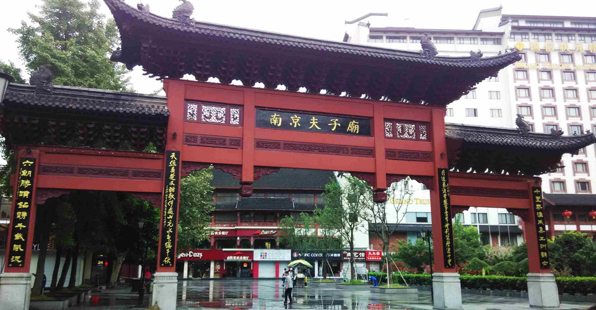 牌坊                                               夫子庙秦淮河