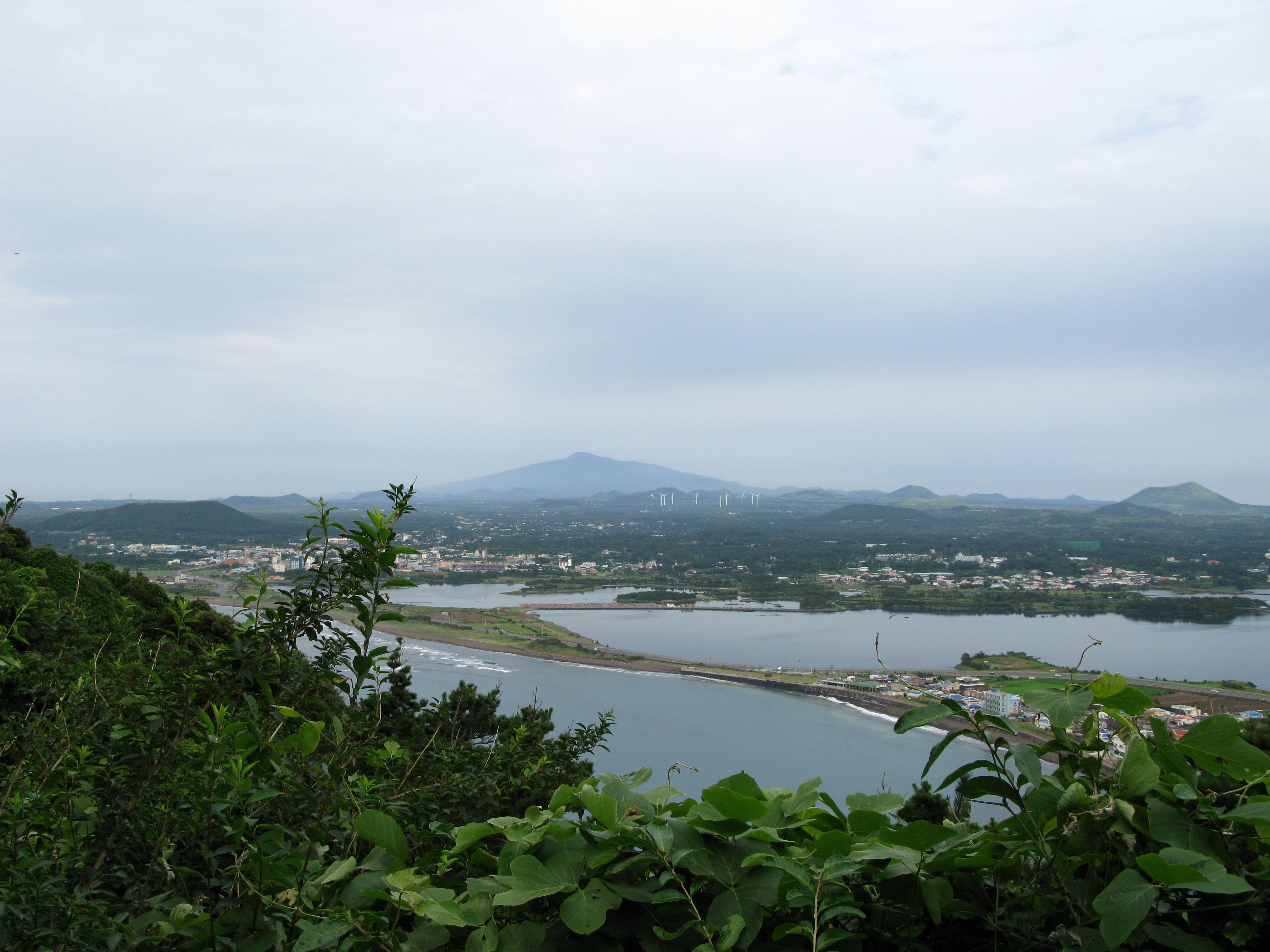                   远处的山峰,那