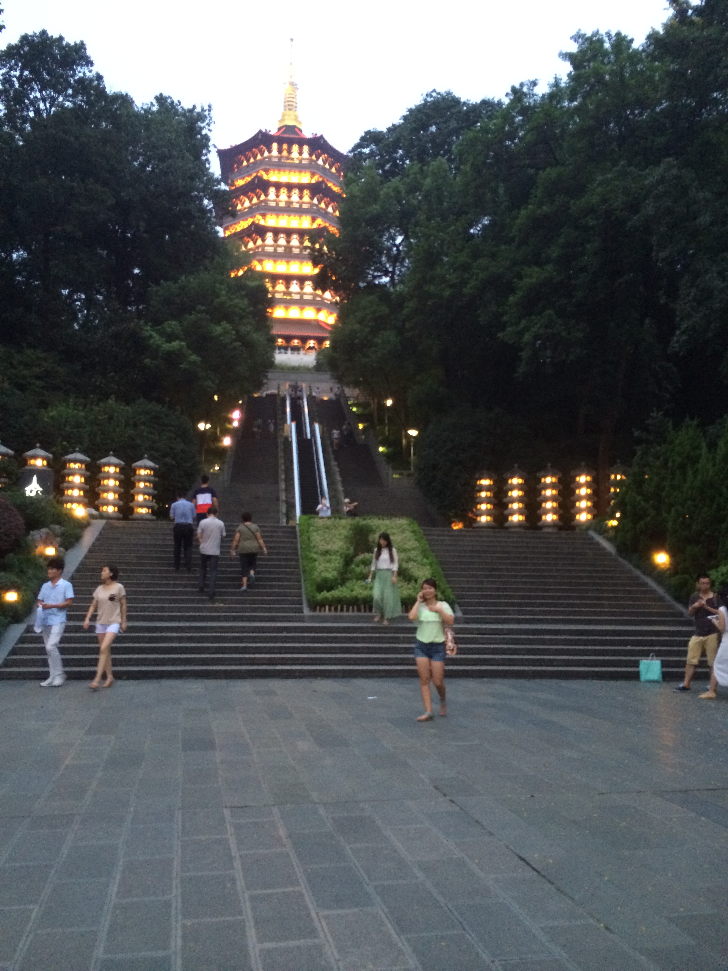 【携程攻略】杭州雷峰塔景点,印象中的雷峰塔是因为相传中的白蛇传优美传说。盛夏的傍晚来到雷峰塔…