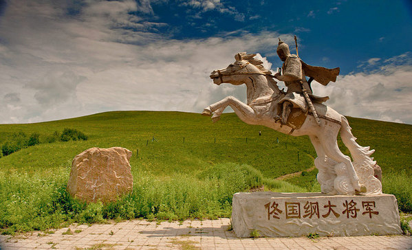 看过将军墓,带着脚下曾经是血腥古战场而震惊的余悸,跟随着